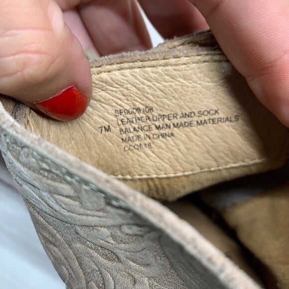 Sofft Brown Leather Flower Stamped Zip Ankle Heel Boot Shoes Womens US 7 M - Picture 11 of 13